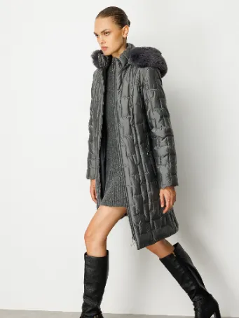 Kürk Detaylı Kapüşonlu Uzun Kadın Şişme Mont Model 5411